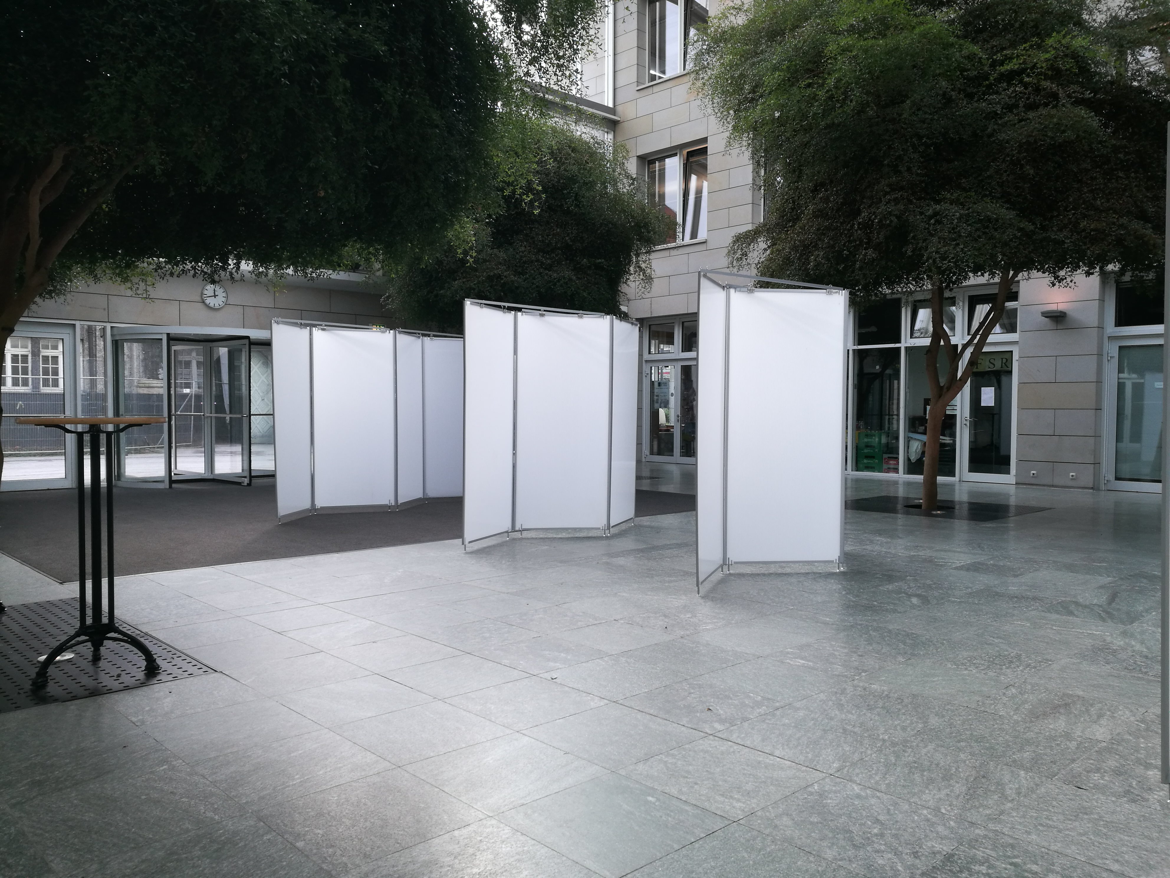 Gewinkelt verbundene Wände